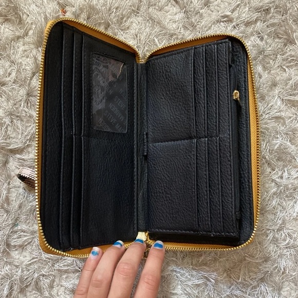 SOLD ON: M E R C A R I - Picture 2 of 2